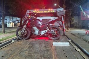 Motociclista foge da PM, avança semáforos e acaba abordado com droga em Maringá
