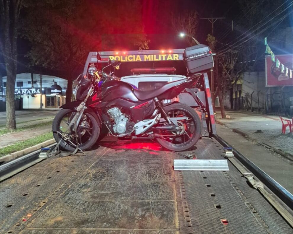 Motociclista foge da PM, avança semáforos e acaba abordado com droga em Maringá