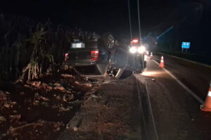 Motorista tenta desviar de cachorro e capota carro na região de Maringá