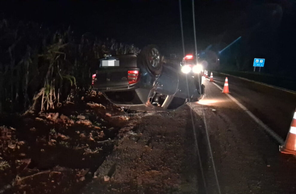 Motorista tenta desviar de cachorro e capota carro na região de Maringá