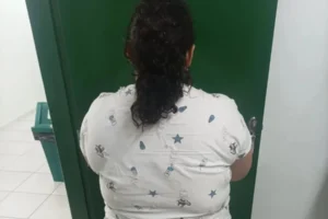 Mulher de 37 anos é presa após fingir ter 12 e ser “adotada” por família