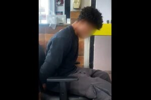 Pai se irrita com choro de bebê de 9 meses e o mata com tapa na cabeça