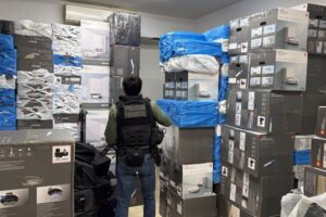 Polícia Federal fecha depósito em Maringá que guardava eletrônicos contrabandeados do Paraguai