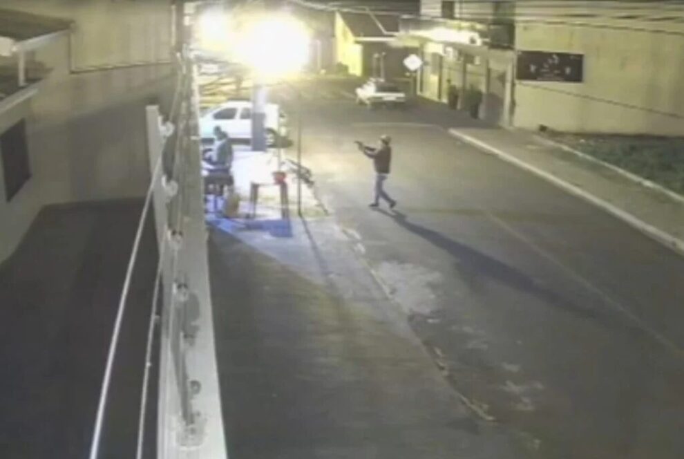 Polícia divulga foto do atirador do triplo homicídio que matou família por engano em Sarandi; vídeo