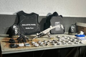 Policiais prendem homem procurado pela Justiça e apreendem submetralhadora, drogas e coletes balísticos