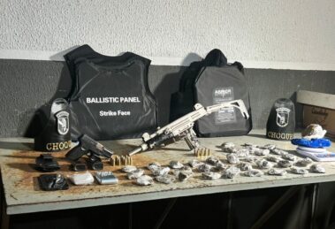 Policiais prendem homem procurado pela Justiça e apreendem submetralhadora, drogas e coletes balísticos