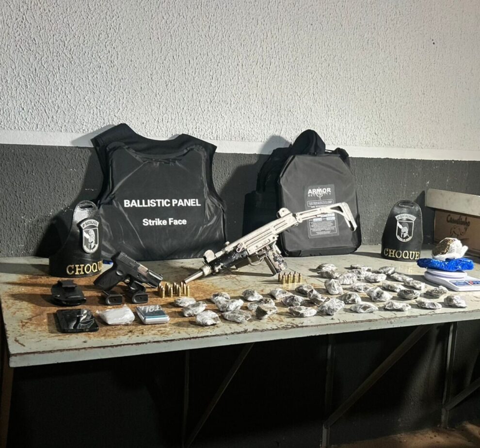 Policiais prendem homem procurado pela Justiça e apreendem submetralhadora, drogas e coletes balísticos
