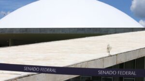 Protestos pressionam Senado por avanço da PEC 6x1