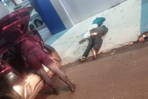 Revólver escondido em carro é encontrado durante abordagem na Avenida Colombo, em Maringá