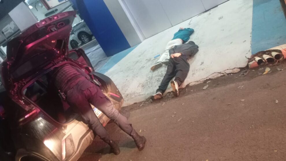 Revólver escondido em carro é encontrado durante abordagem na Avenida Colombo, em Maringá