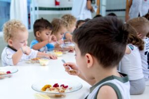 Sem licitação, Prefeitura de Maringá fecha contrato de R$ 90 milhões para terceirizar preparo da merenda escolar