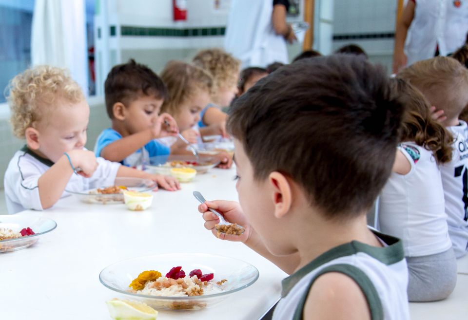Sem licitação, Prefeitura de Maringá fecha contrato de R$ 90 milhões para terceirizar preparo da merenda escolar