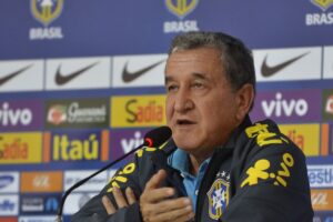 Técnico do tetra, Parreira apresenta melhora, mas permanece na UTI