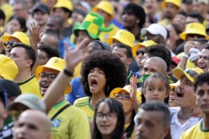 Torcedores se reúnem no centro de SP para assistir ao jogo do Brasil