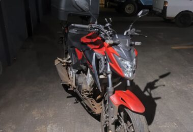 Trabalhadora é derrubada de moto em assalto em Maringá