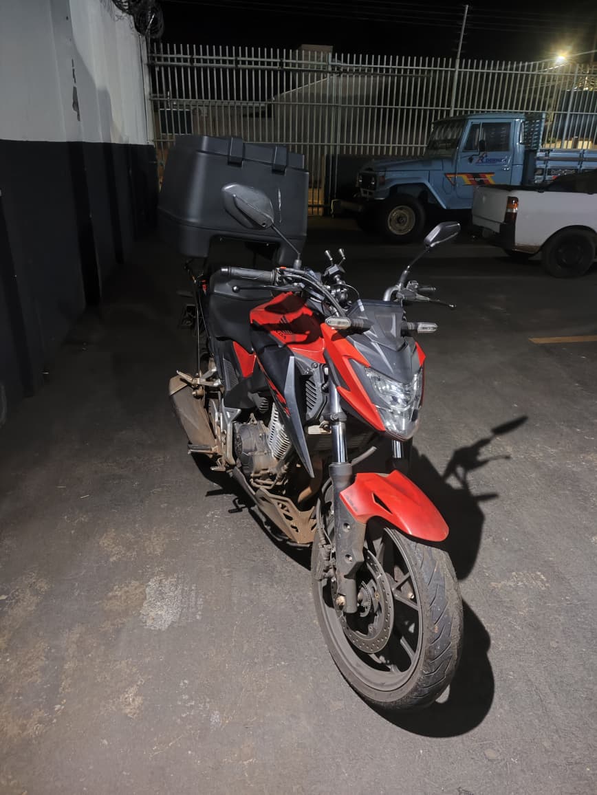 Trabalhadora é derrubada de moto em assalto em Maringá