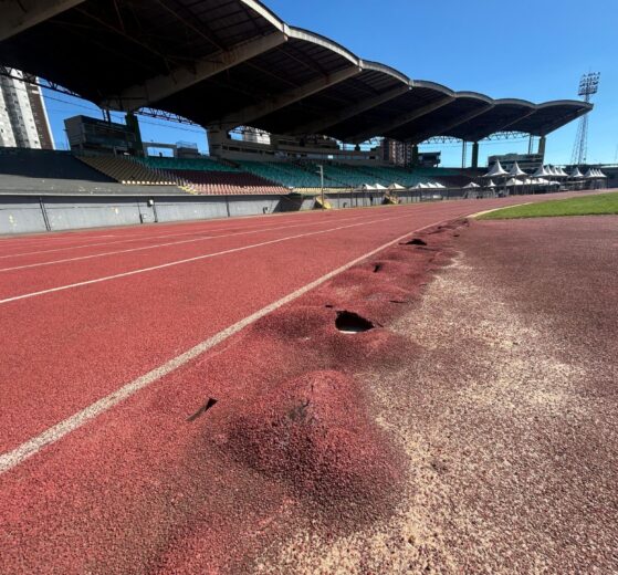 Um mês após questionamentos, pista de atletismo do Willie Davids continua sem previsão de reforma