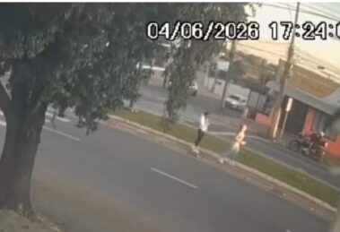 VÍDEO: Amigas param em ciclofaixa para tirar fotos e são investigadas por homicídio culposo; entenda
