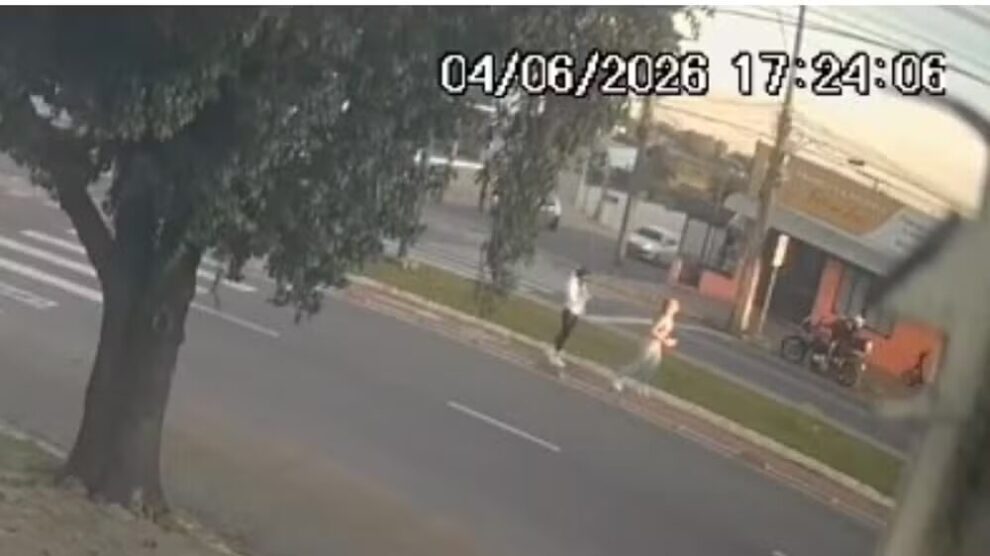 VÍDEO: Amigas param em ciclofaixa para tirar fotos e são investigadas por homicídio culposo; entenda