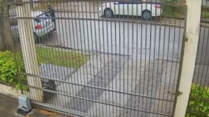 Vídeo: Homem arromba carro e furta mochila em frente a instituição de acolhimento em Maringá
