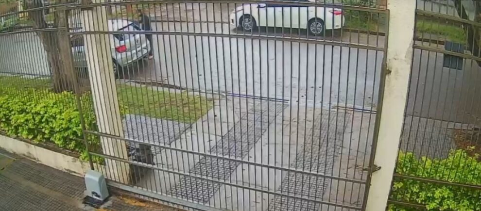Vídeo: Homem arromba carro e furta mochila em frente a instituição de acolhimento em Maringá