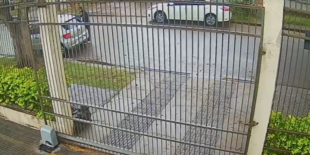 Vídeo: Homem arromba carro e furta mochila em frente a instituição de acolhimento em Maringá