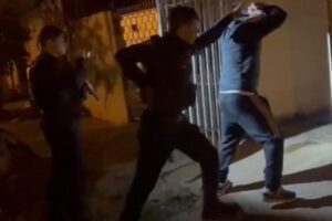 Vídeo mostra momento em que homem é preso momentos após homicídio em Sarandi