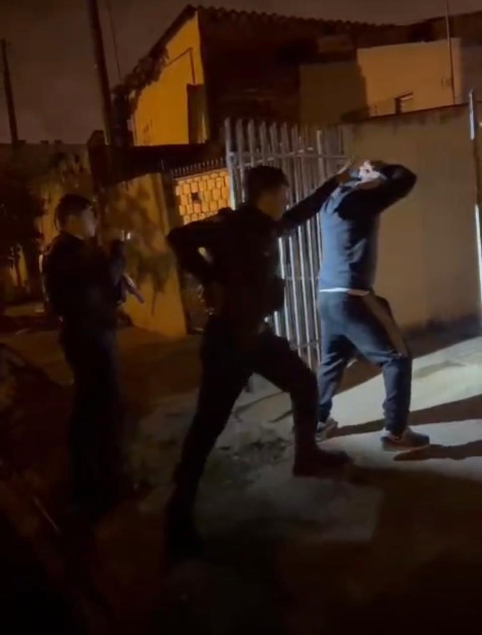 Vídeo mostra momento em que homem é preso momentos após homicídio em Sarandi
