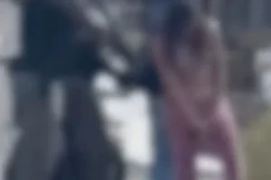 Vídeo mostra mulher retirando pistola da vagina durante abordagem policial e cena viraliza