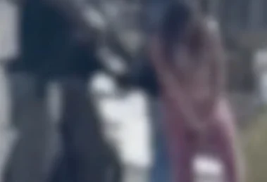 Vídeo mostra mulher retirando pistola da vagina durante abordagem policial e cena viraliza