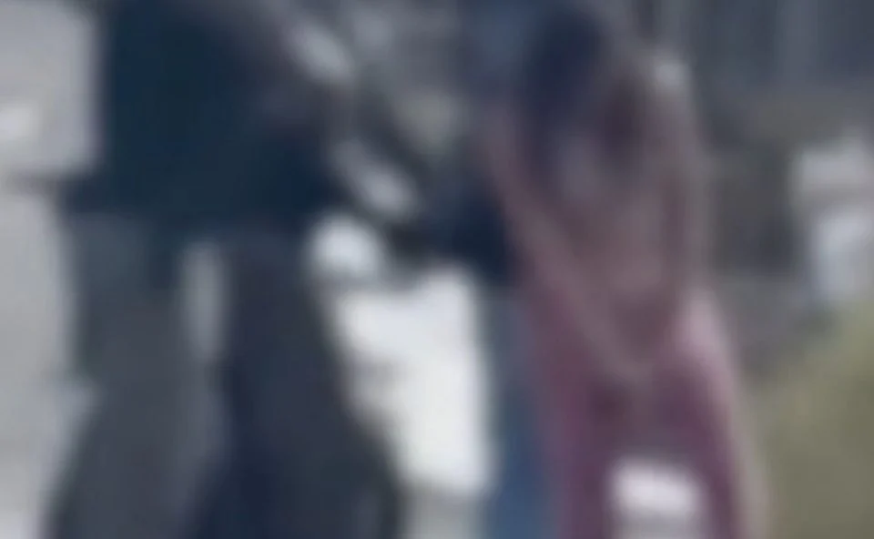 Vídeo mostra mulher retirando pistola da vagina durante abordagem policial e cena viraliza