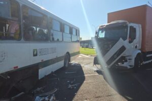 Acidente entre caminhão e ônibus transporte metropolitano deixa três pessoas feridas