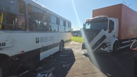 Acidente entre caminhão e ônibus transporte metropolitano deixa três pessoas feridas