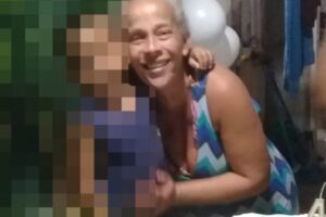 Bebê de 1 ano é encontrada mamando no peito da mãe após mulher ser assassinada; vítima é Karen Aparecida Ferreira Rosa