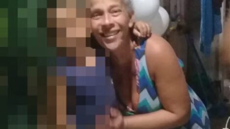 Bebê de 1 ano é encontrada mamando no peito da mãe após mulher ser assassinada; vítima é Karen Aparecida Ferreira Rosa