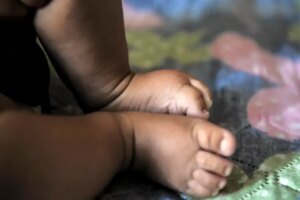 Bebê recém-nascido morre após se engasgar com leite, em Floresta
