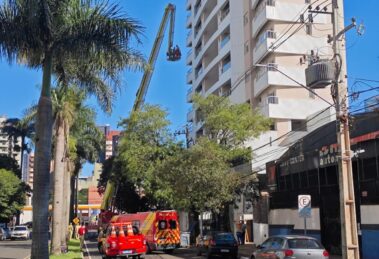 Bombeiros realizam treinamento com plataforma de resgate em prédio no centro de Maringá