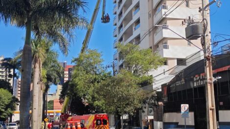 Bombeiros realizam treinamento com plataforma de resgate em prédio no centro de Maringá