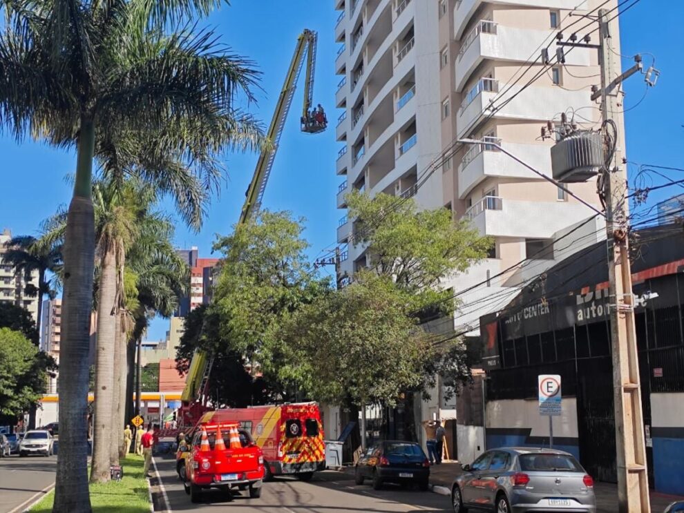 Bombeiros realizam treinamento com plataforma de resgate em prédio no centro de Maringá