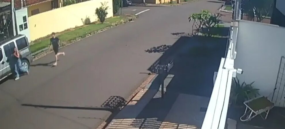 Câmera flagra momento em que jovem é roubada e agredida na região da Avenida Mandacaru, em Maringá