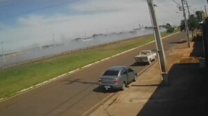 Câmera flagra motorista usando dispositivo de fumaça para fugir da polícia durante perseguição na região de Maringá