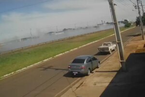 Câmera flagra motorista usando dispositivo de fumaça para fugir da polícia durante perseguição na região de Maringá