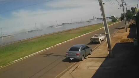 Câmera flagra motorista usando dispositivo de fumaça para fugir da polícia durante perseguição na região de Maringá