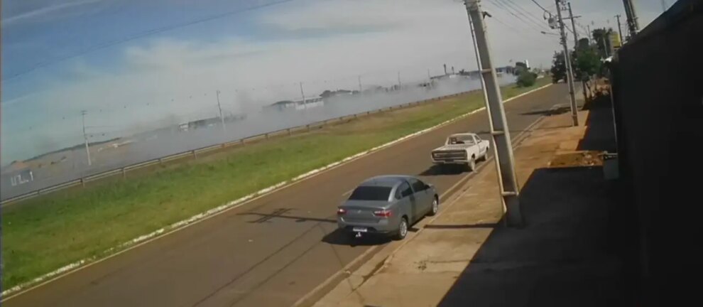 Câmera flagra motorista usando dispositivo de fumaça para fugir da polícia durante perseguição na região de Maringá