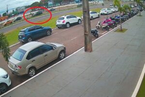 Câmeras de segurança registram atropelamento de trabalhador na Avenida Colombo, em Maringá
