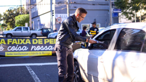 Campanha da Prefeitura de Maringá leva blitze educativas às ruas para reforçar respeito à faixa de pedestres
