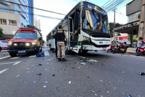 Carro fura a preferencial e atinge ônibus de transporte coletivo em Maringá