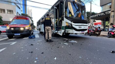 Carro fura a preferencial e atinge ônibus de transporte coletivo em Maringá