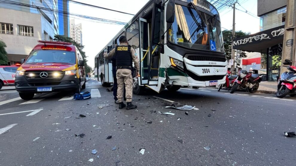 Carro fura a preferencial e atinge ônibus de transporte coletivo em Maringá