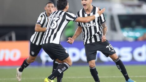 Com gol no último lance, Botafogo bate Santos na volta do Brasileirão